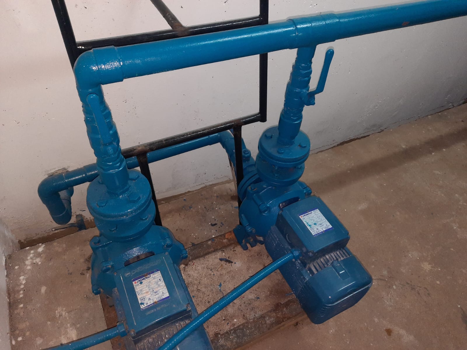 Bombas centrífugas de superficie en sala de bombas