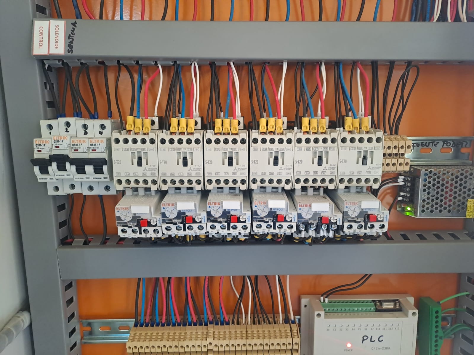 Contactores y relés térmicos en tablero de control
